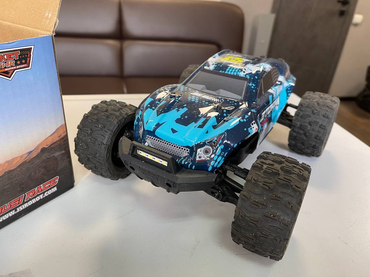 Радиоуправляемый автомобиль JIUSI PT14R MT14R 1/14 4WD (2 аккумулятора) (80 км/ч, бесколлекторные моторы) Б/У
